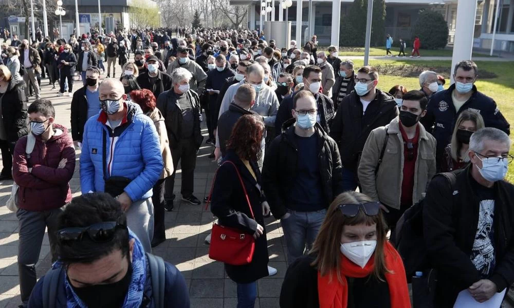 Σερβία: Ουρές στα σύνορα από πολίτες γειτονικών χωρών για ένα εμβόλιο